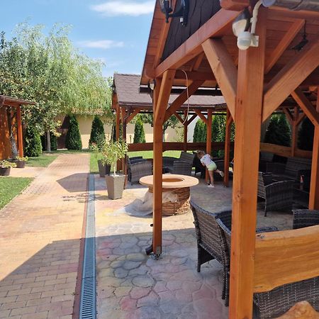 Holiday Apartmanhaz Gyula Esterno foto