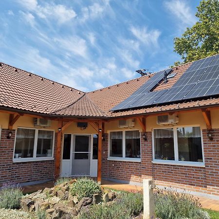 Holiday Apartmanhaz Gyula Esterno foto