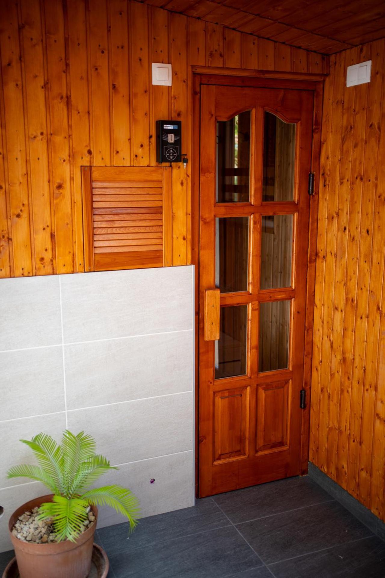 Holiday Apartmanhaz Gyula Esterno foto