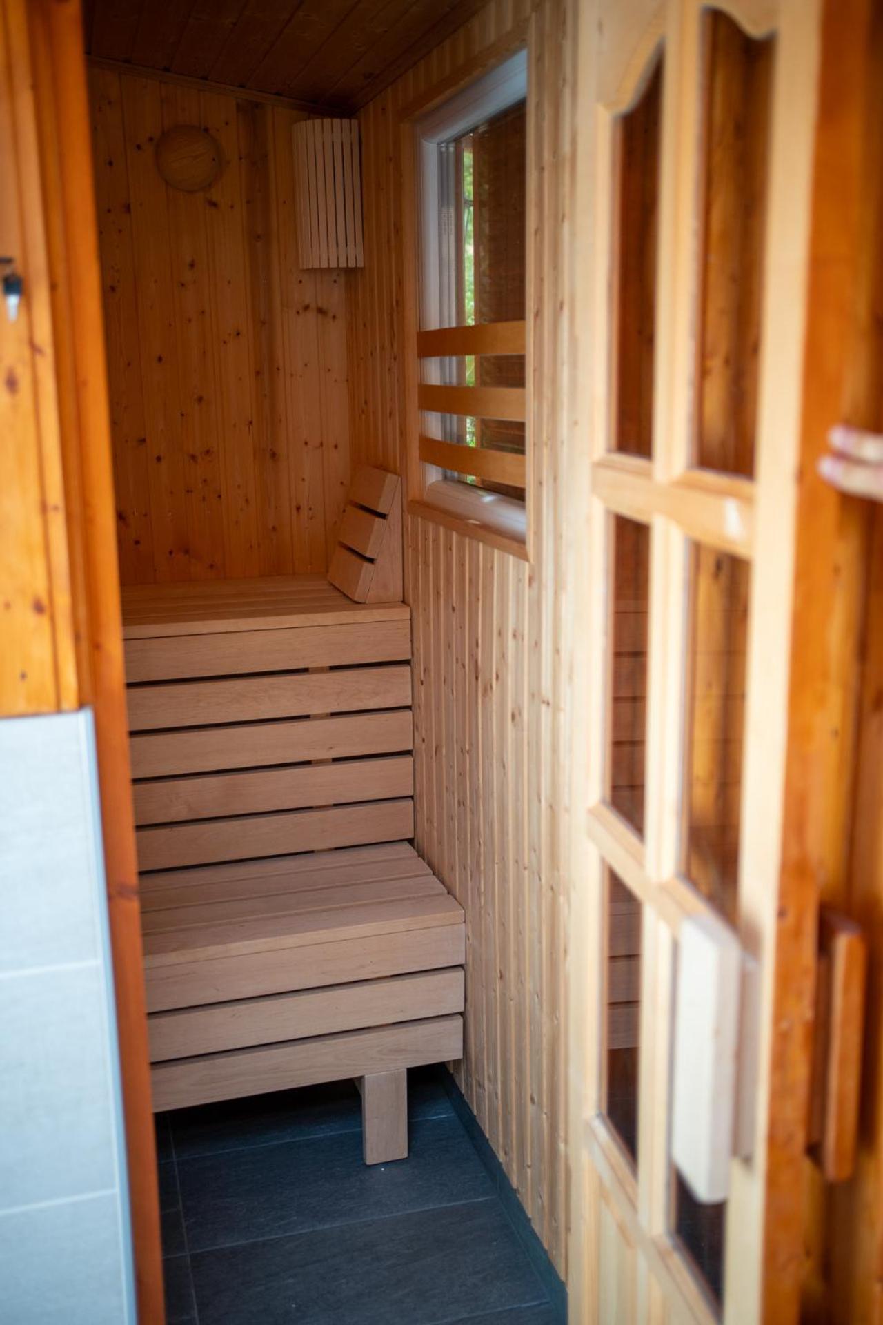 Holiday Apartmanhaz Gyula Esterno foto