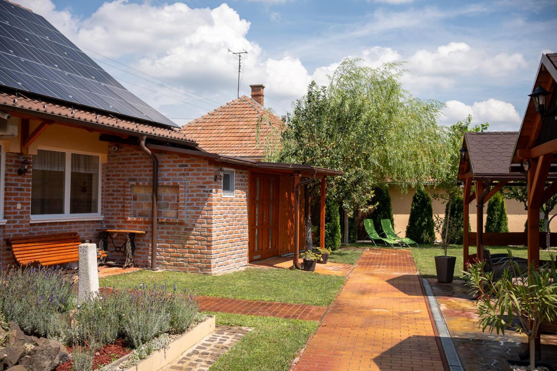 Holiday Apartmanhaz Gyula Esterno foto