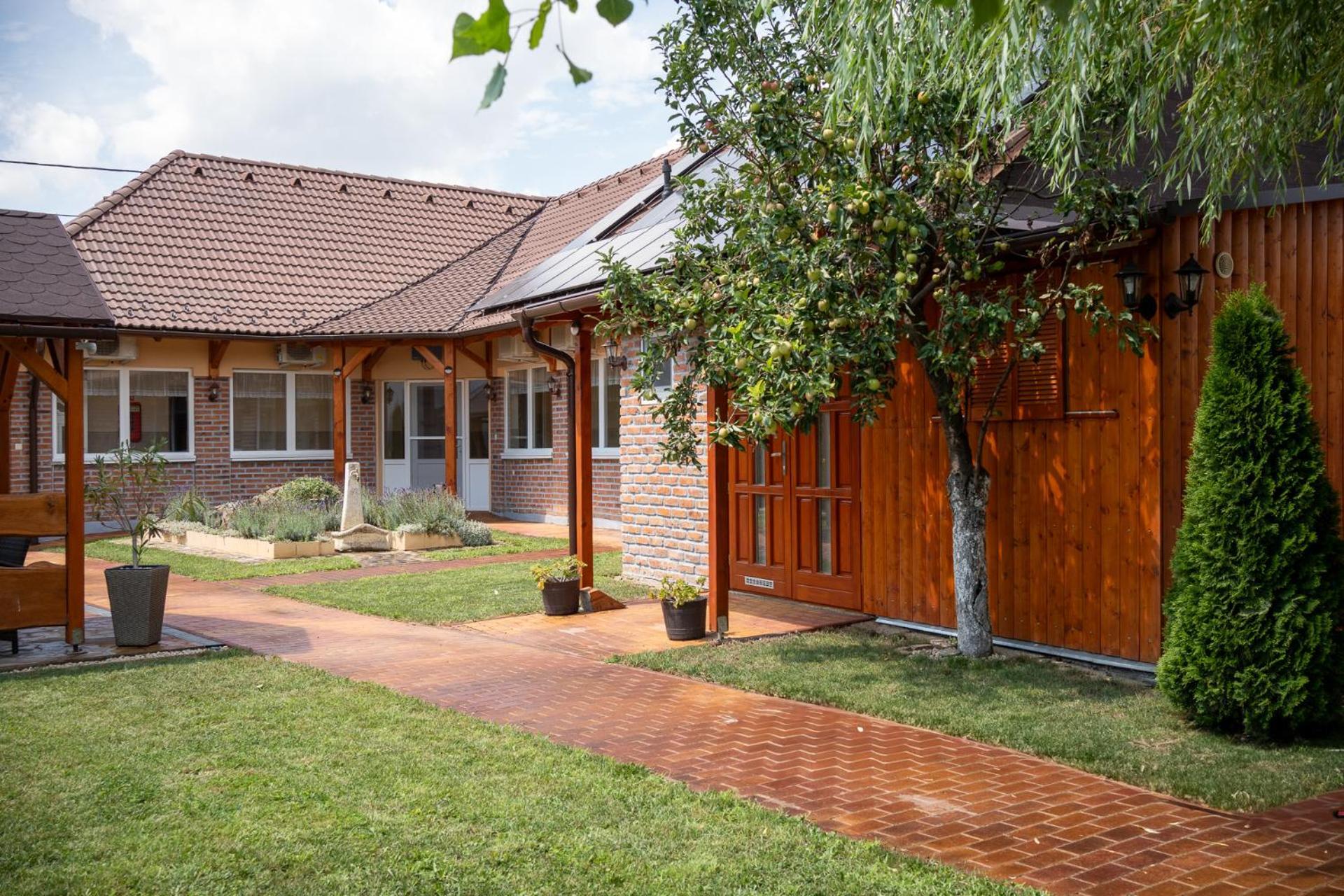 Holiday Apartmanhaz Gyula Esterno foto